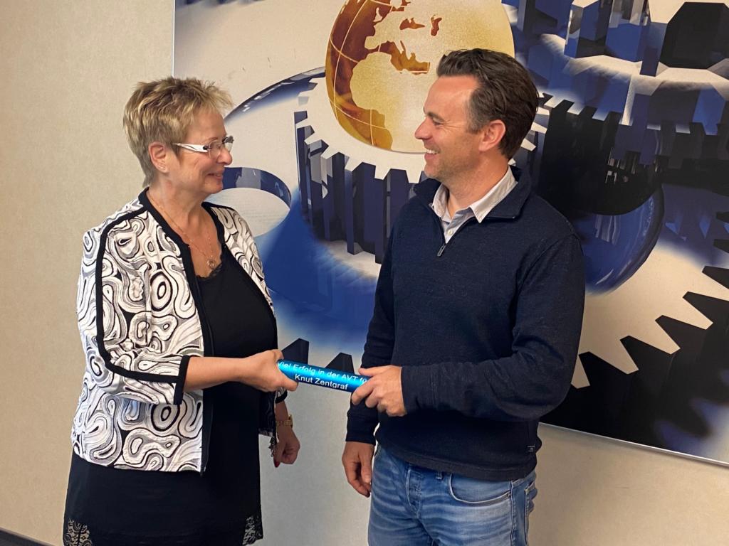 Frau Fabig überreicht Staffelstab an Herrn Zentgraf!