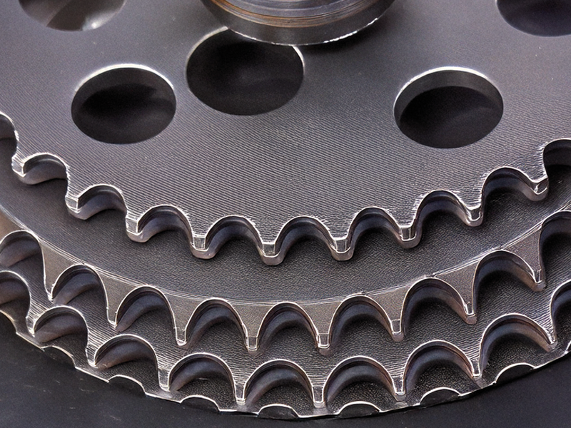 Rostfreie und einbaufertige Kettenräder von AVT für Baugewerbe und Forstindustrie