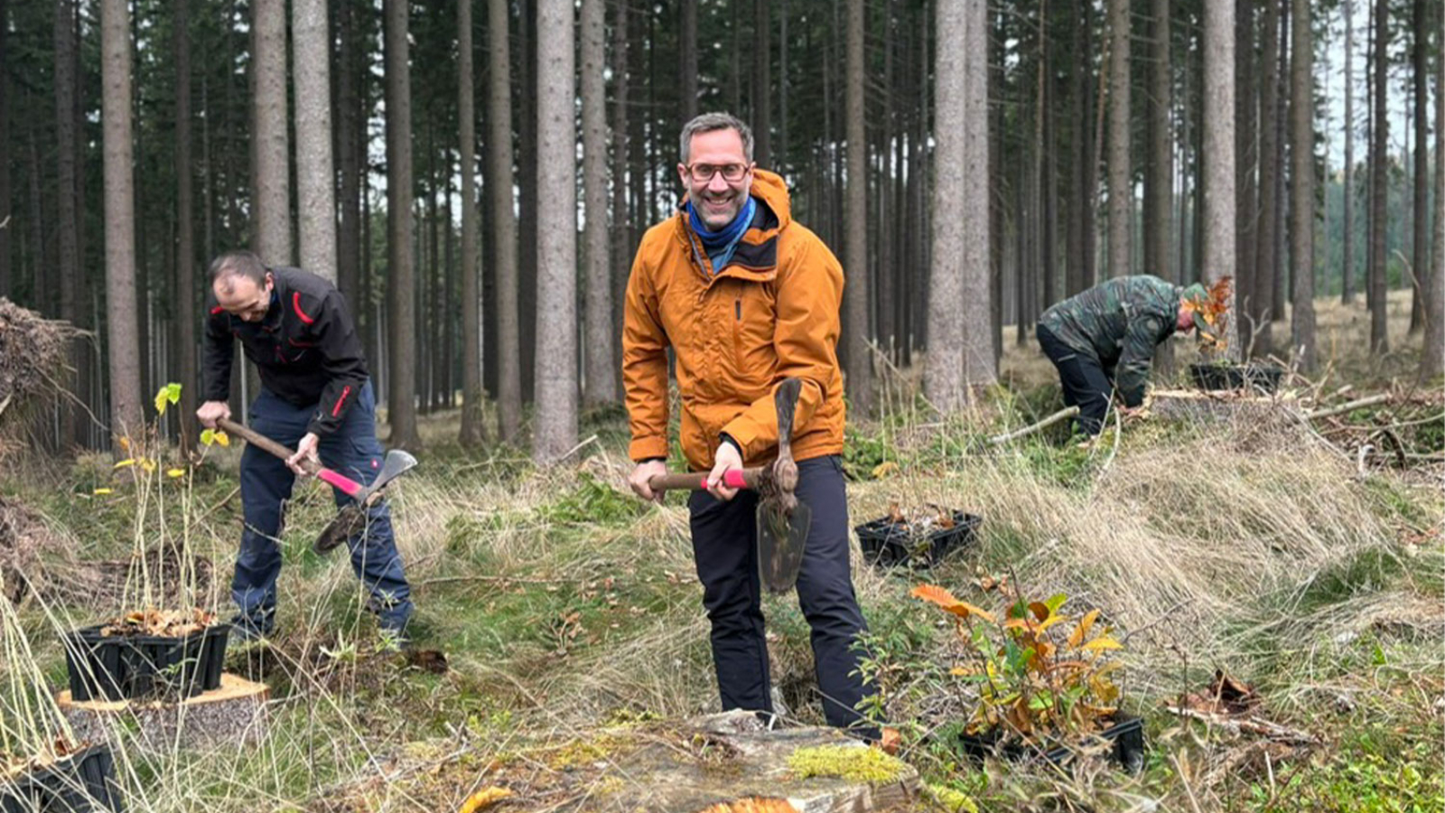 Thomas Wille, Geschäftsführer bei der AVT Arnstadt bei der jährlichen Baumpflanzaktion mit Team 2025