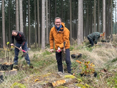 Thomas Wille, Geschäftsführer bei der AVT Arnstadt bei der jährlichen Baumpflanzaktion mit Team 2025