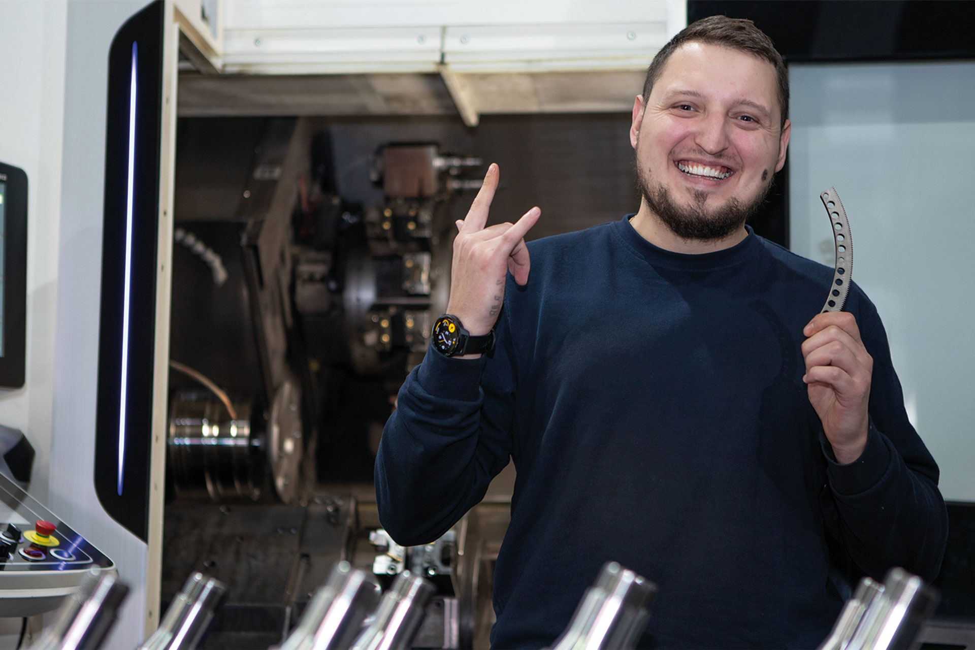 Zerspanungsmechaniker von der AVT Arnstadt posiert in Maschinenhalle für Offene Stellen Werbung