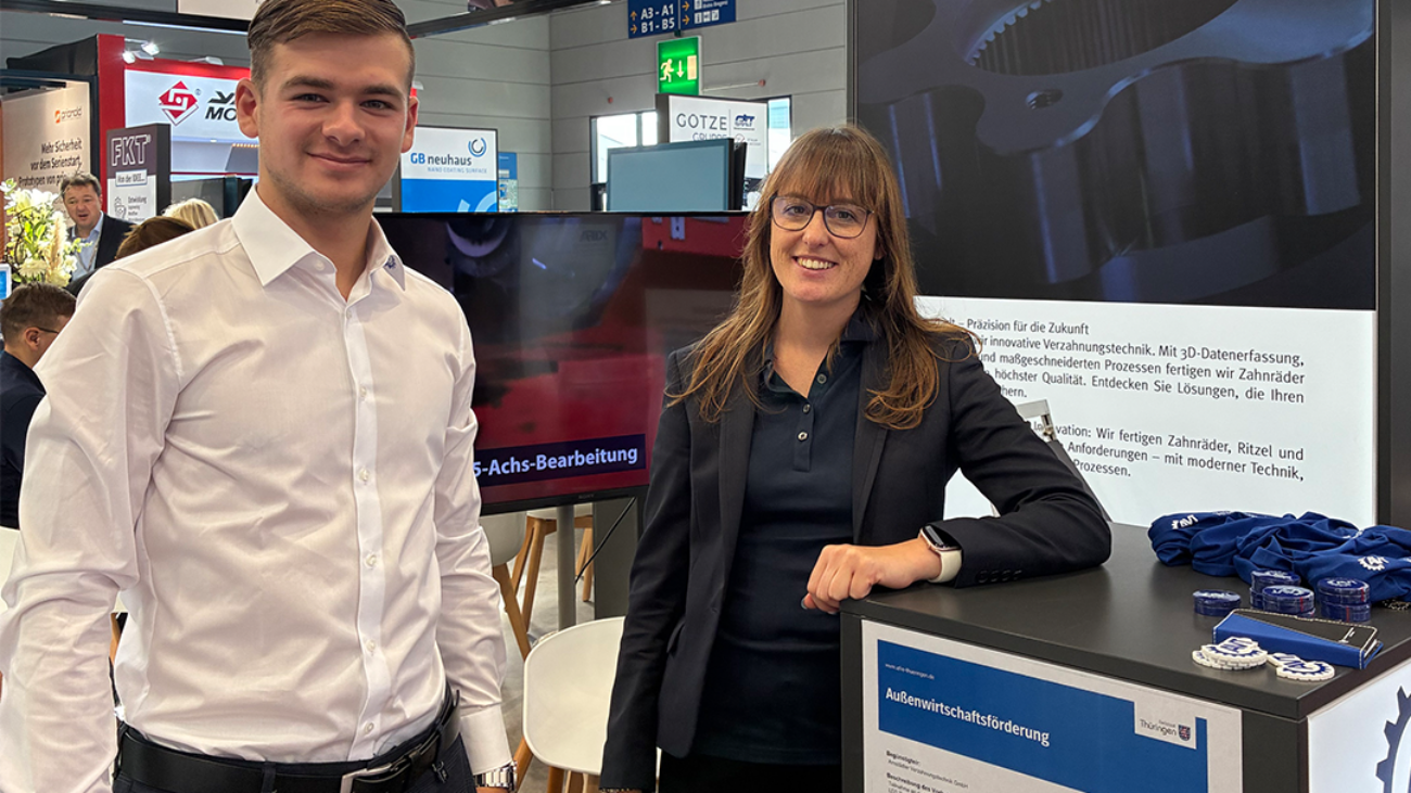 Team der AVT auf der Fakuma 2026: Fachgespräche am Stand der LEG Thüringen für Getriebeteile für Spritzgusstechnik.