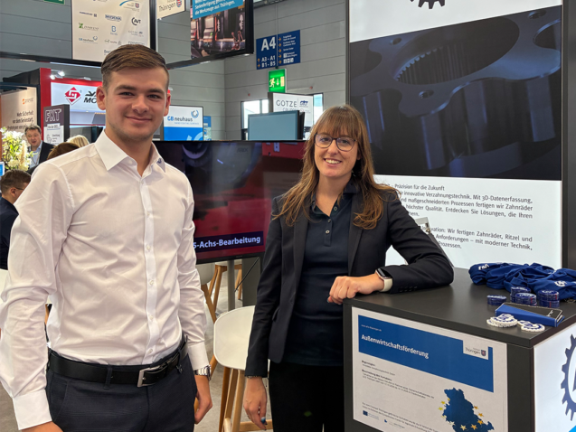 Team der AVT auf der Fakuma 2026: Fachgespräche am Stand der LEG Thüringen für Getriebeteile für Spritzgusstechnik.