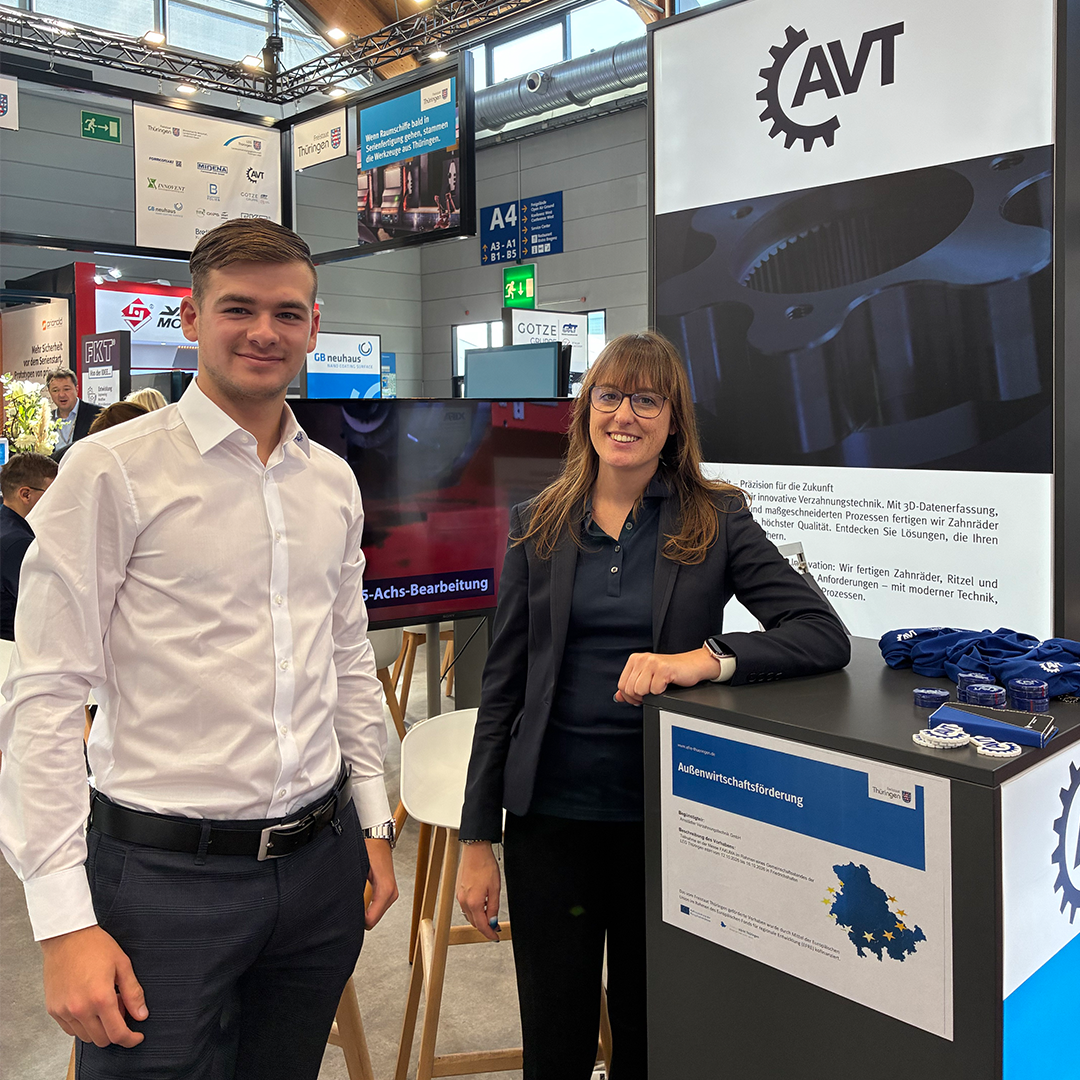 Team der AVT auf der Fakuma 2026: Fachgespräche am Stand der LEG Thüringen für Getriebeteile für Spritzgusstechnik.